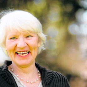 Úspěšná žena Heidemarie Schwermer se rozhodla žít bez majetku a darovala všechny peníze chudým.