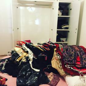 Na začátku „kondoizace“ vyhažte všechno oblečení ze skříní a roztřiďte ho.