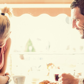 1. Když se jí zeptáte, jaký měla den. Může se to jevit jako prkotina, pro ženu je to ale projev toho, že se o ni zajímáte. A že vám záleží na tom, aby se měla dobře.