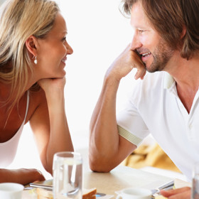 4. Když ji bedlivě posloucháte. Nemyslíme teď klasické „jasně, jo jo“, zatímco sledujete seriál. Ale soustředěné vnímání jejích myšlenek. Sedněte si naproti ní, když vám chce o něčem vyprávět, a nenechte se ničím rozptylovat. Dáte tím najevo, že pořád stojí za to.