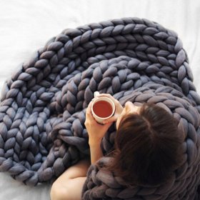 Anna prodává rovněž přízi a pletací jehlice, které sama navrhla.