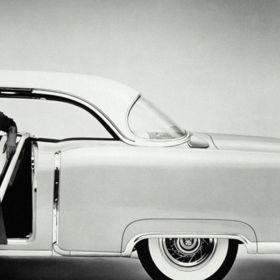 2. Když jí otevřete dveře. Ať už ty od auta, nebo od domova. Tímto malým gestem své ženě připomenete, že i když táhnete za jeden provaz už léta, pořád je pro vás výjimečná.