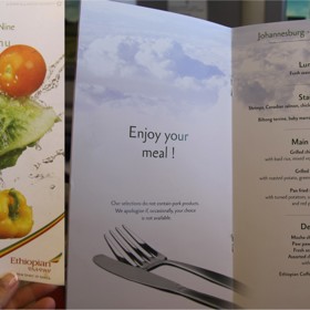 2. Ptáme se, co mají k jídlu a na pití. Jídelní a nápojový lístek není v letadlech jen tak pro nic za nic.