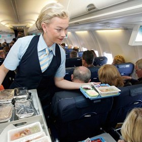 3. Vykonáváme určité věci v naprosto nevhodnou dobu. Pokud vidíte, že letuška zrovna roznáší jídlo, necpěte jí odpadky.