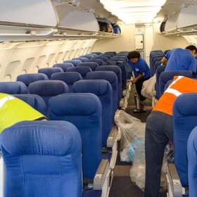 Uklidit letadlo dá pěknou práci.