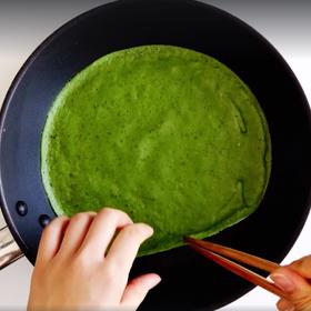 Vmíchejte do palačinkového těsta matcha čaj nebo potravinářské barvivo, aby zezelenalo, a upečte na pánvi 15 velkých palačinek.