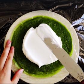 Až palačinky vychladnou, potřete jednu z nich vyšlehanou smetanou.