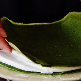 Navrstvěte další palačinku a tu opět potřete šlehačkou. Totéž udělejte se všemi palačinkami (kromě nejsvrchnější, kterou pomazávat nebudete), až vznikne mnohovrstevnatý koláč.