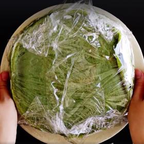 Zabalte koláč pevně do potravinové fólie a dejte ho do mrazáku na 4 hodiny.