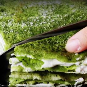 Vyndejte koláč z mrazáku, odstraňte fólii a naporcujte ho na krychličky.