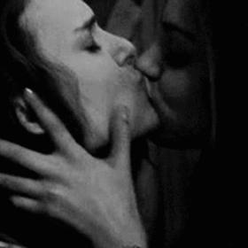 3. Lechtivá postelová scéna mezi Ninou a Lily (Černá labuť).