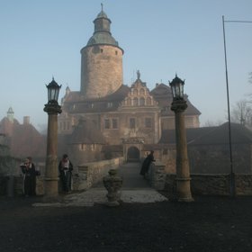 Škola samozřejmě sídlí v prostorách hradu.