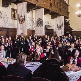 College of Wizardry si rozhodně nemůže stěžovat na nedostatek studentů.