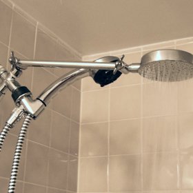 Používejte masážní sprchovou hlavici.