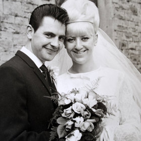 Do svých svatebních oděvů se poprvé oblékli 1. října roku 1966.