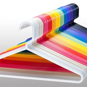 Plastová ramínka jsou dostupná v pestré škále barev.