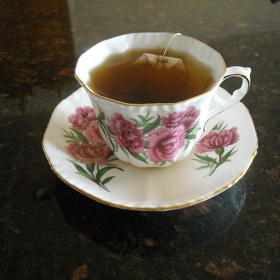 Toužíte si jeden takový připravit? Pak se držte následujících kroků: Číslo jedna: Vlijte 200 ml vařící vody do hrnku se sáčkovým čajem a nechte ho louhovat dvě minuty.