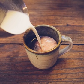 Číslo dva: Odstraňte sáček a přidejte 10 ml mléka.