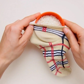 Ze starých ponožek a rýže si můžete udělat dočasné ohřívače rukou.