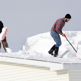 Odklízení sněhu vám půjde lépe, když lopatu postříkáte kuchyňským sprejem.