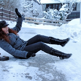 Pokud si chcete udělat voděodolné boty, stačí vám k tomu jen vosk a fén. Návod na protiskluzové boty ale bohužel neznáme.