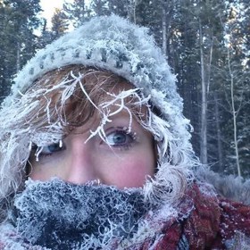 Drkotáte zuby i pod peřinou? Tak si postel napřed trochu „vytopte“ pomocí fénu.