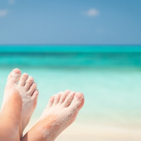 ...odstraní lepkavý písek z vašich nohou i bot...