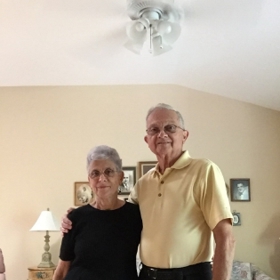 Podle Anthonyho se prarodiče začali stejně oblékat asi před rokem. Sladění chodili už na lekce tance a odsud vždy pelášili do kostela.