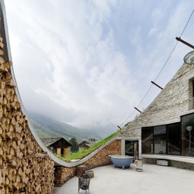 Dvorek byl navržen tak, aby po celém jeho obvodu bylo možné ukládat palivové dřevo.