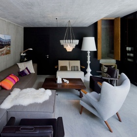 V obývacím pokoji můžete mimo jiné obdivovat krásný lustr.