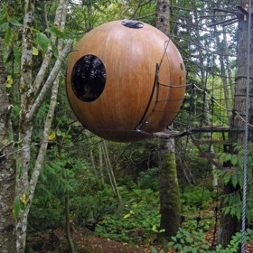 1. Free Spirit Spheres, Quallicum Beach, Britská Kolumbie, Kanada. Vyspat se v koruně stromu? Proč ne. Tento hotel je „zaklíněn“ mezi stromy deštného pralesa na západním pobřeží kanadského ostrova Vancouver.