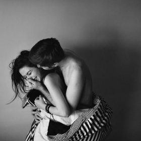 4. Kaje se, když vám ublíží. I ten největší egoista udělá krok vzad, když si uvědomí, že se dotkl ženy, kterou miluje. To se pak začne chovat jako šašek – bude žadonit o odpuštění, přinese květinu a bude vás obskakovat tak dlouho, až se všechna křivá slova rozplynou v oparu minulosti.