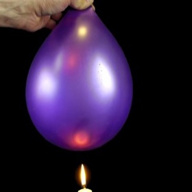 1. Ohnivzdorný balónek. Naplňte jeden balónek vzduchem, podržte ho nad zapálenou svíčkou a ukažte dětem, že praskne. Pak vezměte druhý balónek a naplňte ho vodou. Tentokrát žáru plamene odolá!