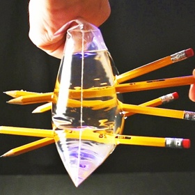 ​2. Trik s tužkami. Vezměte polyetylenový sáček a asi do půlky ho naplňte vodou. Pak ho probodněte několika tužkami. Voda nebude vůbec prosakovat ven.