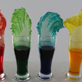 3. Barevné zelí. Vložte listy zelí do několika skleniček s vodou a přidejte různé potravinářské barvy. Druhý den můžete „sklízet“.