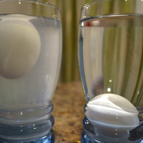 4. Plovoucí vajíčko. Vložte vajíčko do sklenice s obyčejnou vodou. Za předpokladu, že není zkažené, klesne ke dnu. Do druhé sklenice nalijte horkou vodu a rozpusťte v ní 4 až 5 lžic soli. Počkejte, až voda trochu vychladne a přidejte vajíčko. Teď už bude plavat!