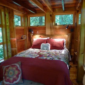 Hotel je umístěn v lese u řeky Raging River, což pomůže prohloubit relaxaci při józe či masáži, které zařízení nabízí. TreeHouse Point láká i budoucí svatebčany nebo ty, kteří touží po obnovení slibu.