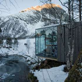 3. Juvet Landscape Hotel, Valldal, Norsko. V komplexu Juvet Landscape Hotel si budete připadat jako součástí přírody a přitom nebudete muset slevit z pohodlí. Ubytovat se tady lze hned několika způsoby: pro milovníky odvážných výhledů jsou tu pokoje s prosklenými stěnami a s výhledem na údolí, řeku či rokli, pro příznivce tradičních dřevěných chat a srubů „ptačí domy“ na strmých svazích.