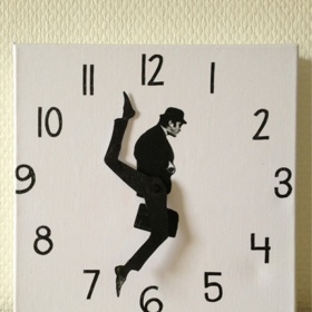 Hodiny pro fanoušky Monty Python.