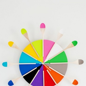 Pestrobarevné hodiny s vařečkami.