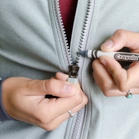 Na zaseknutý zip jsou skvělé voskovky.