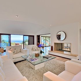 V obývacím pokoji mimo jiné naleznete stylový krb.