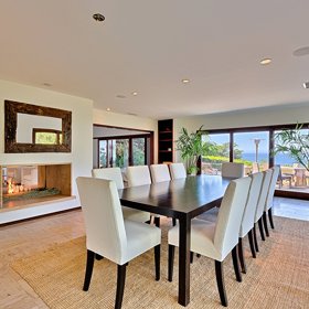 Jídelna je částečně spojená s obývákem.