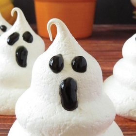 1. Duchové z vaječných bílků.