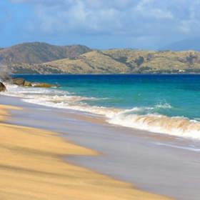 Pláž Lovers (ostrov Nevis, Karibik).