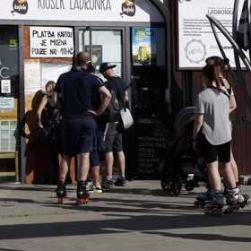 U restaurací se tvoří fronty, někteří lidé nemají respirátory ani tam.