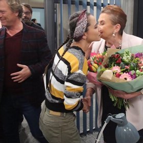 Popřát herecké kolegyni přišla i Eva Burešová.