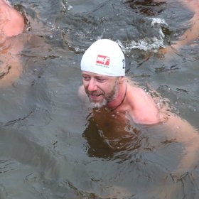 Nakonec překonal sám sebe a opravdu do Vltavy vlezl.