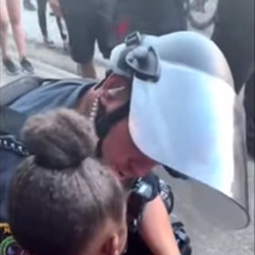 Bála se, že po ní policie tak vystřelí, tak se jich na to zeptala.