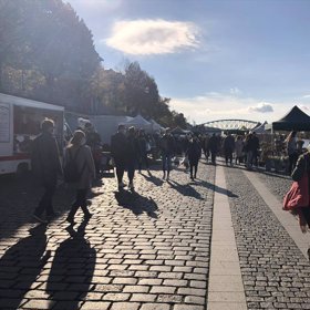 Prosili je také, aby měli nasazené roušky.